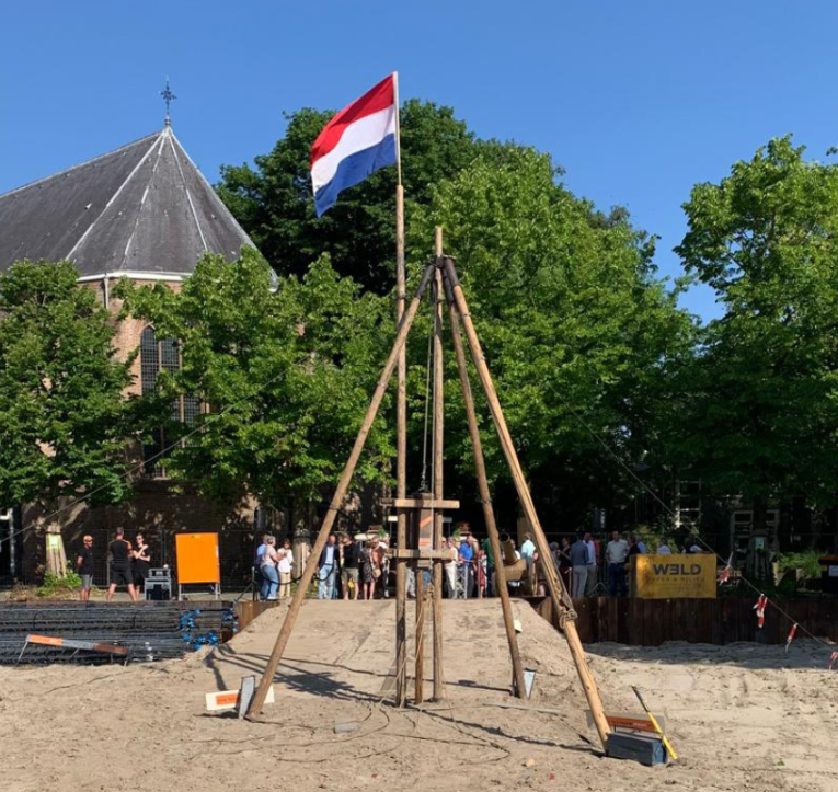 Feestelijke 1e Paal voor Pastoriestaete